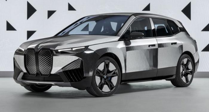 Компания BMW показала автомобиль, который меняет цвет с черного на белый одним нажатием кнопки