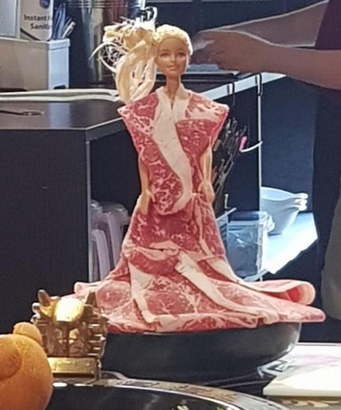 Мясное платье. Косплей Леди Гаги? Мясное платье. Косплей Леди Гаги?