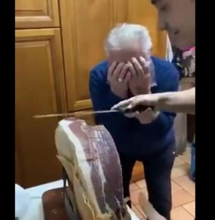 Когда внук не умеет нарезать прошутто