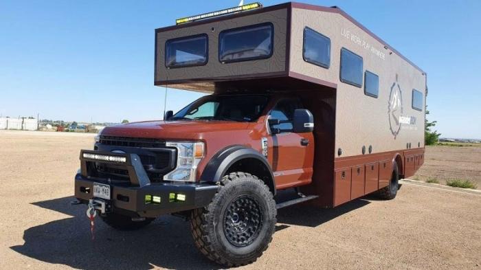 Ford F-600 превратили в настоящий дом на колёсах со спальней, кухней, ванной комнатой и рабочим местом