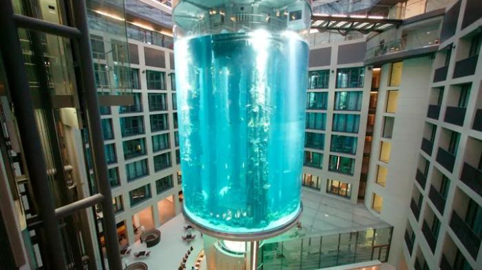 Гигантский аквариум лопнул и затопил отель в центре Берлина