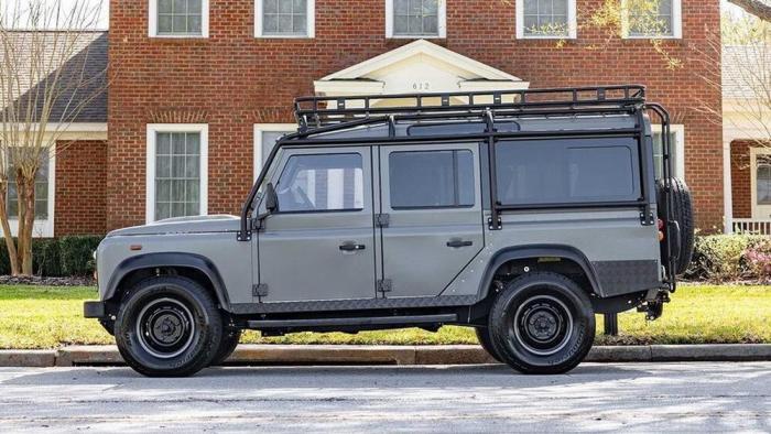 Land Rover Defender 1961 года отреставрировали и превратили в электрокар