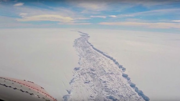От Антарктиды откололся один из самых больших айсбергов