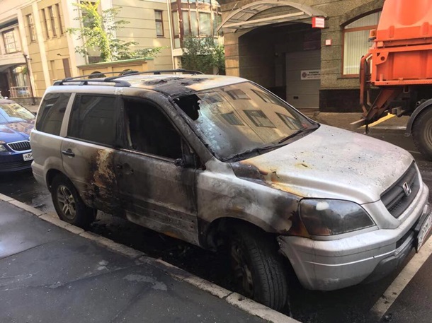 Возле офиса адвоката автора Матильды сожгли два джипа