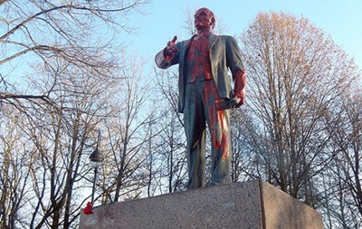 В РФ памятник Ленину облили красной краской