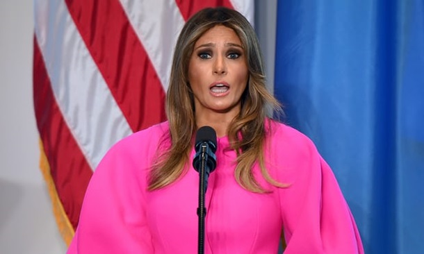 Эксперты назвали самые безумные наряды жены Трампа