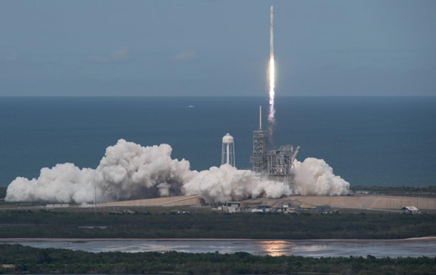 SpaceX вывела на орбиту корабль с грузом для МКС