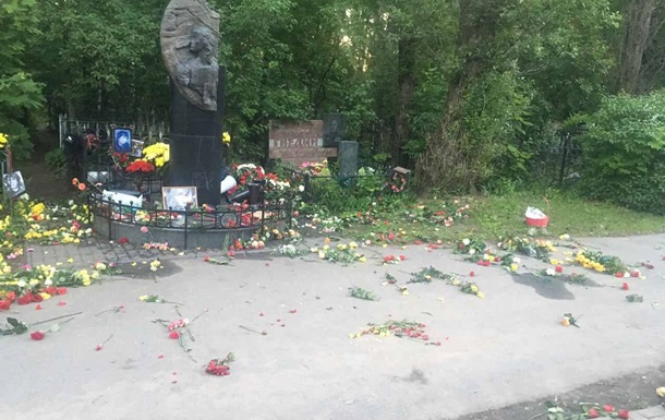 Вандалы осквернили могилу Цоя