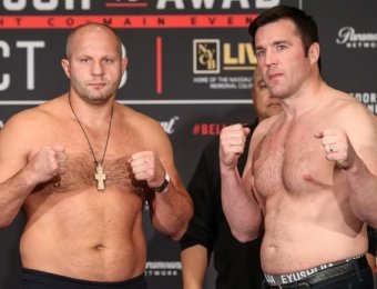 В полуфинальном поединке Гран-при Bellator в тяжелом весе победу одержал Победу одержал Фёдор Емельяненко.