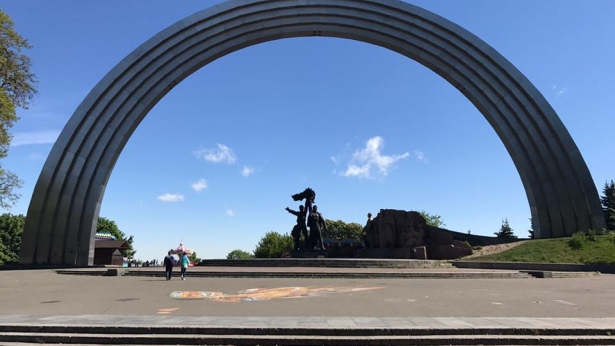 Радугу с Арки дружбы народов в Киеве убрали