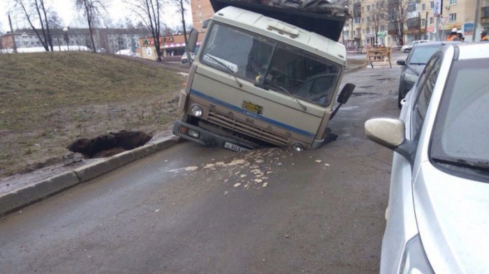 Прибывший на спасение грузовика кран сам провалился в яму
