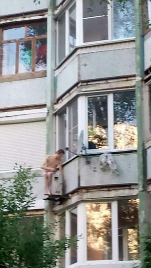 Голый мужик забрался на соседский кондиционер чтобы прохладиться