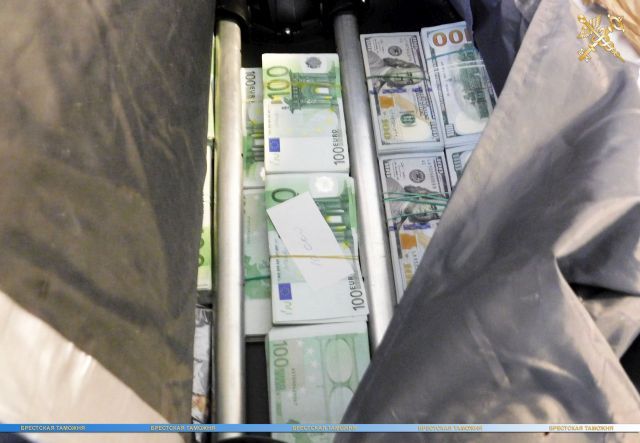 Российский контрабандист попытался провезти через границу гору налички