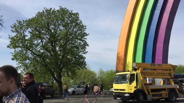 Раскраску арки Дружбы народов заблокировали