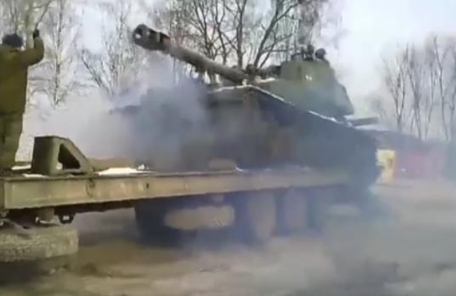 В Калининградской области военные опрокинули САУ «Акация»