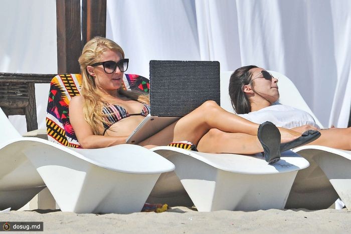 Пэрис на пляже Malibu
