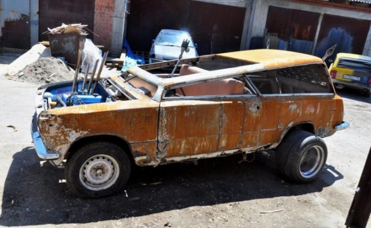 Дикий пепелац в духе "Безумного Макса" из старого ВАЗа