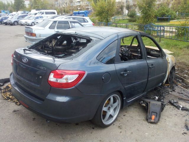 Жители многоэтажки сожгли авто любителя громкой музыки