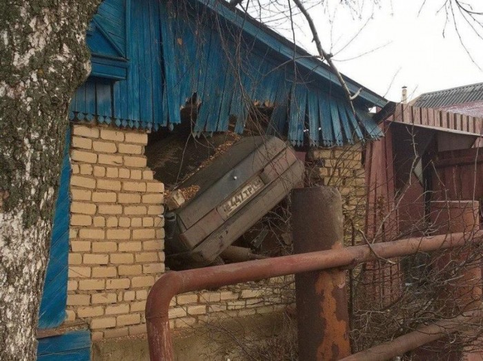 Машина пробила стену и улетела в дом