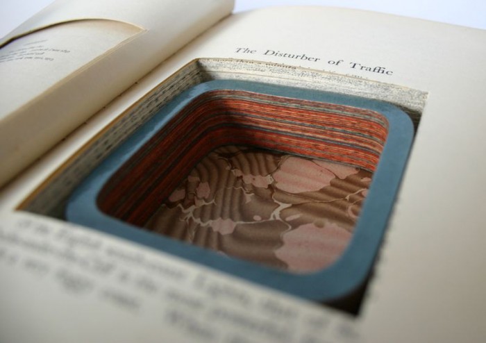 Яркая бижутерия из старых книг