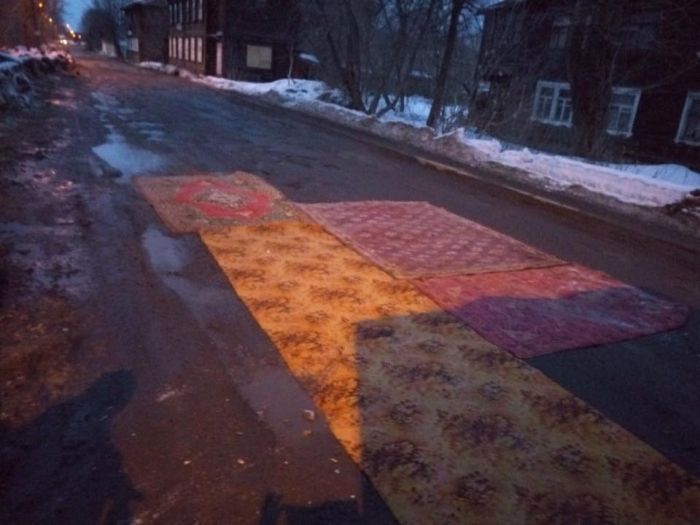 В Кирове дорожные ямы застелили коврами