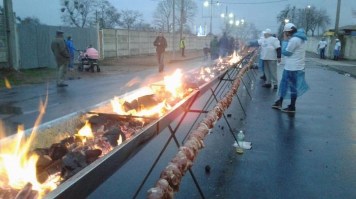Самый длинный шашлык на мангале