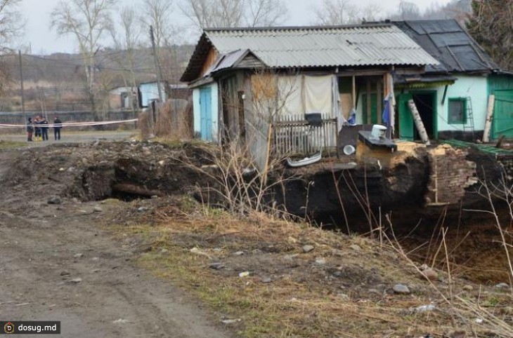 Дом провалился под землю
