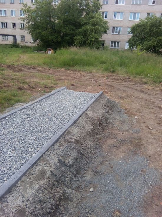 В Чебаркуле построили пешеходную дорожку из ниоткуда в никуда