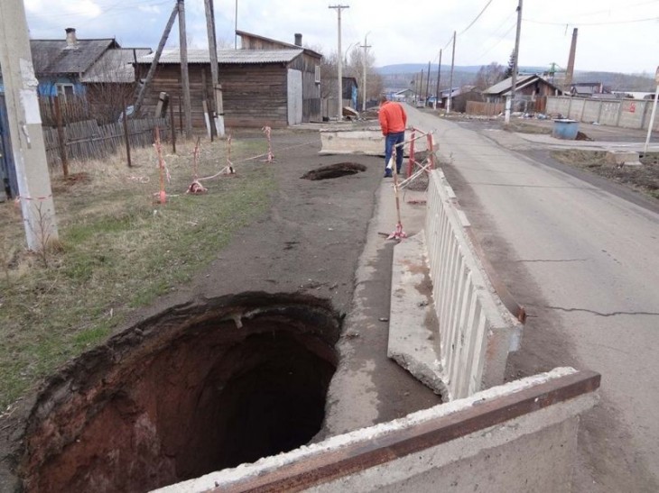 Грузовик провалился в яму, которую приехал засыпать