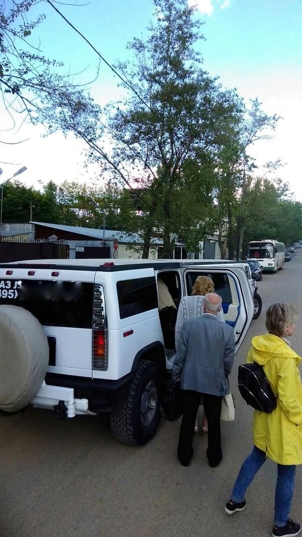 Лимузин Hummer - отличная альтернатива автобусу для сотрудников