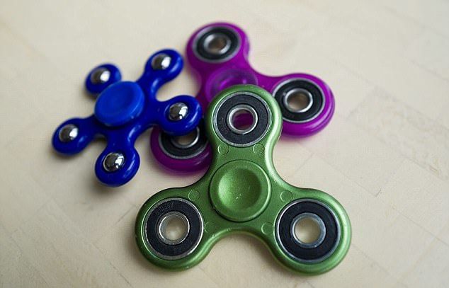 Подшипник от модной игрушки "Fidget Spinner" застрял у девочки в горле