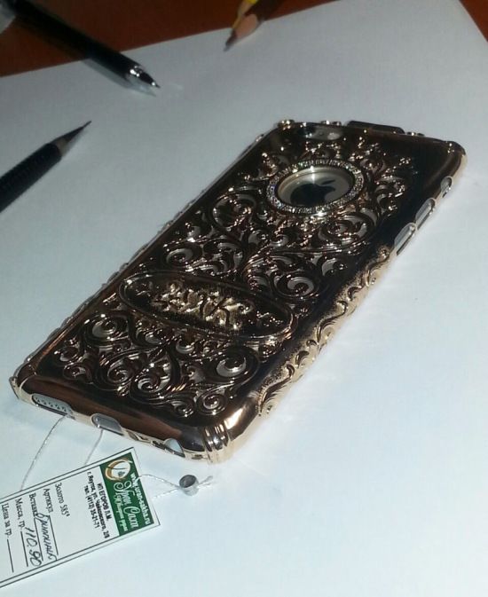 Золотой чехол для iPhone 6 за 550 000 рублей.