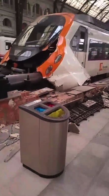 Барселонские машинисты врубились на электричке в тупик