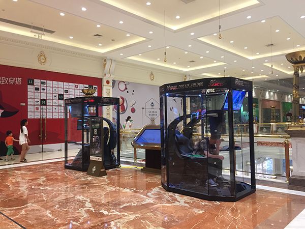 Мужские кабинки для ожидания жен во время шопинга