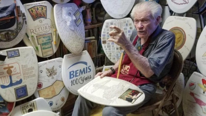 96-летний сантехник продает коллекцию крышек на унитаз