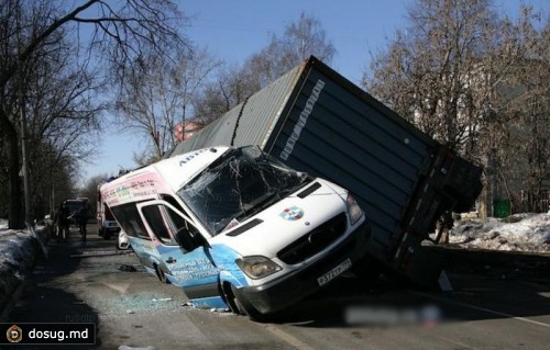 Контейнер завалился на маршрутное такси