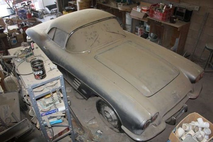 Chevrolet Corvette 1961 года, простоявший в гараже 44 года, уйдет с молотка за приличную сумму