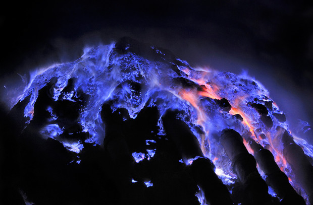 Kawah Ijen — вулкан с голубой лавой