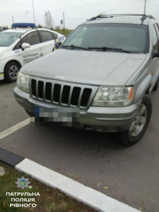 Украинская полиция задержала девятилетнего водителя со странными таблетками и нелегальным оружием