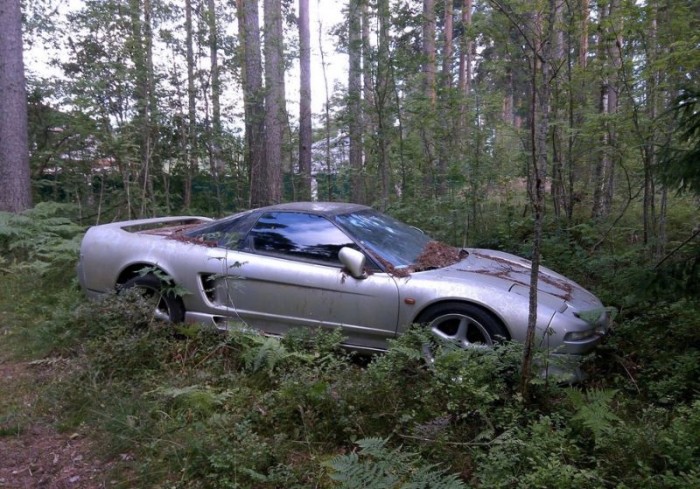 В питерском лесу найден брошенный спорткар Honda NSX