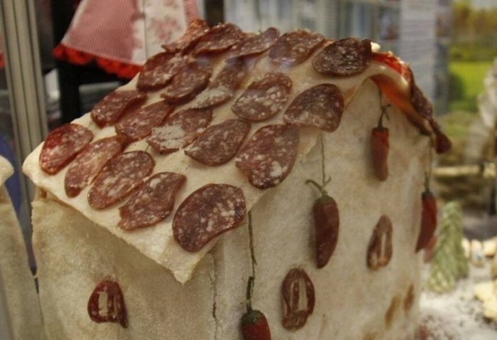 Скульптуры из пельменей, колбасы и прочей вкуснятины на выставке в Новосибирске