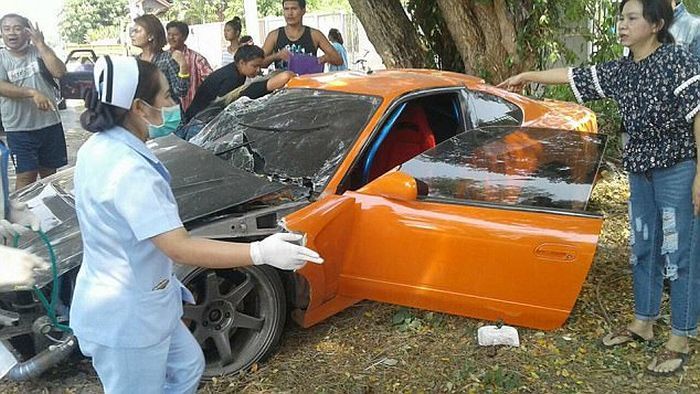 Буддийский монах врезался в дерево на спорткаре друга