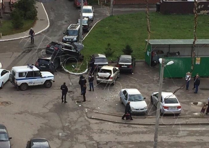Пьяный в хлам бывший мент натворил делов на дворой парковке