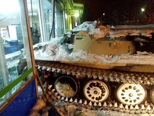 Мурманец влетел в магазин на угнанном тягаче и стащил бутылку вина