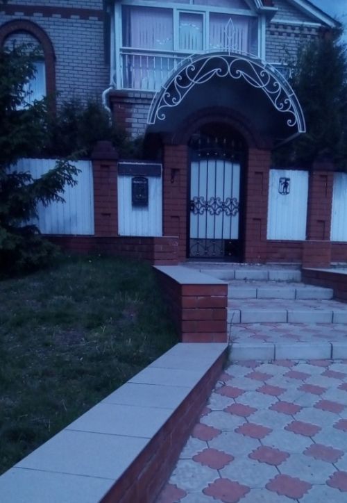 Тротуар для плебеев явно не входил в планы владельца дома в Набережных Челнах