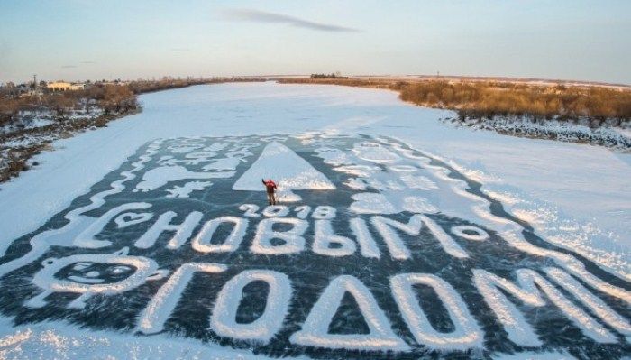 Потрясающие новогодние открытки на льду от амурского пенсионера