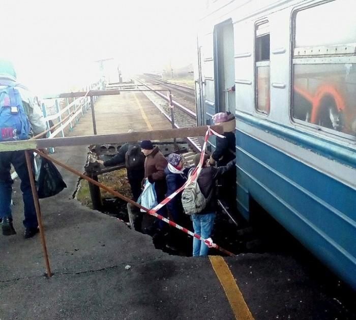 Под Запорожьем рухнула платформа, и люди грузятся в вагоны из ямы