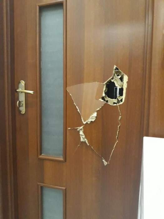 Пьяный коллега перебил немало дверей в поисках туалета