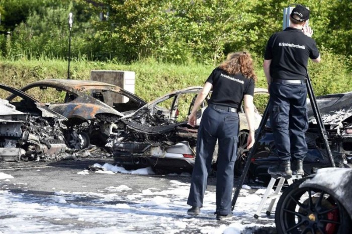 Десяток новеньких Porsche сгорели дотла