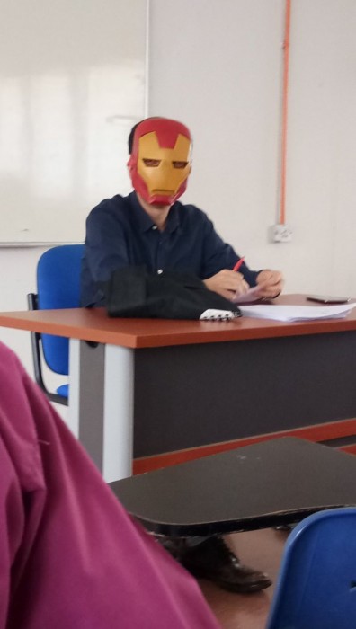 Преподаватель натянул маску Железного Человека, чтобы не смущать студентов своими эмоциями